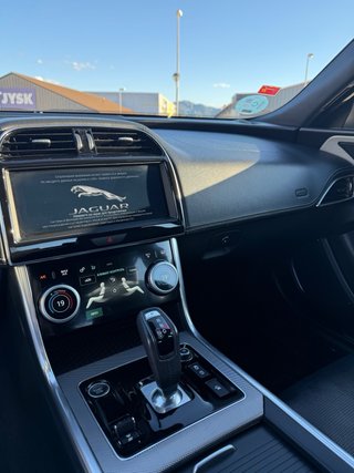 Jaguar XE 2020
