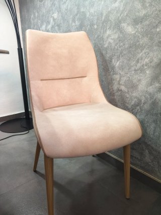 sillas de comedor beige y  tira marron