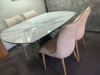 sillas de comedor beige y  tira marron
