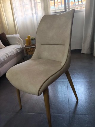 sillas de comedor beige y  tira marron