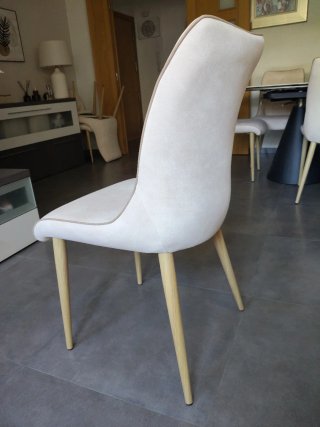 sillas de comedor beige y  tira marron