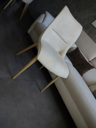 sillas de comedor beige y  tira marron