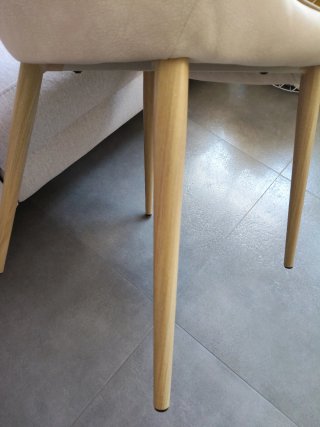 sillas de comedor beige y  tira marron