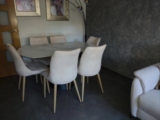 sillas de comedor beige y  tira marron