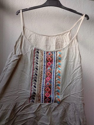 Camiseta beige con adornos multicolor