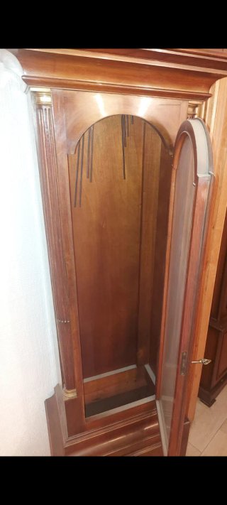 Cuerpo de reloj antiguo de madera, sin maquinaria