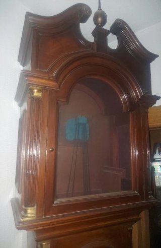 Cuerpo de reloj antiguo de madera, sin maquinaria