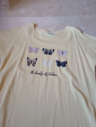 Camiseta amarilla pastel con mariposas