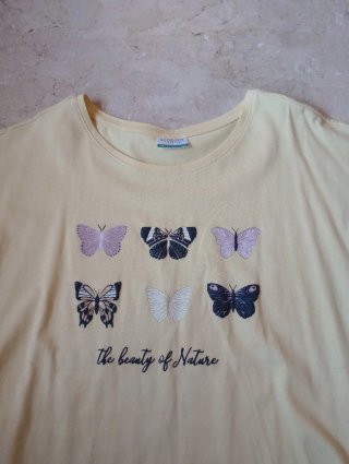 Camiseta amarilla pastel con mariposas