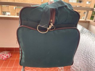 Bolsa de viaje verde con detalles marrones