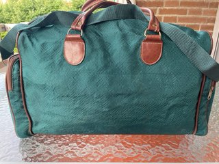 Bolsa de viaje verde con detalles marrones