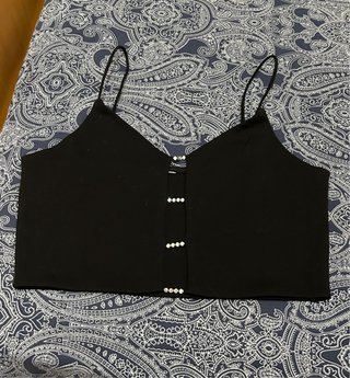 Top negro con tirantes y botones joya
