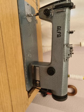 Máquina de Coser Alfa con Mueble