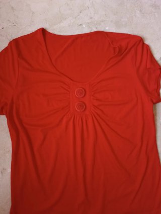 Camiseta roja con botones
