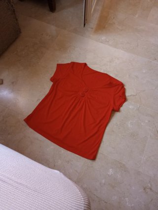 Camiseta roja con botones