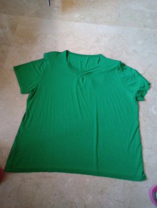 Camiseta verde cuello pico