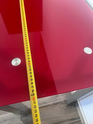 Mesa de cristal roja y metal gris