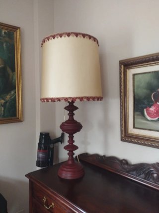 Lámpara de mesa de madera y tela 85 cm de alta,