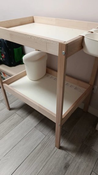 Cambiador bebé IKEA madera y blanco
