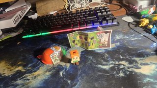 Kinder Joy Minecraft Alex + Adesivo Olografico