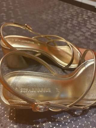 Sandalias doradas Stradivarius Talla 37