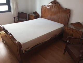 Cama de madera estilo clásico