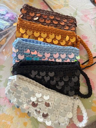 Pochette uncinetto con paillettes oro.