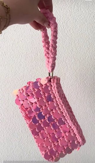 Pochette uncinetto con paillettes oro.