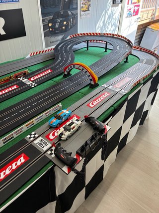 Circuito Carrera Analógico 1/32-1/24 con 2 Mustang