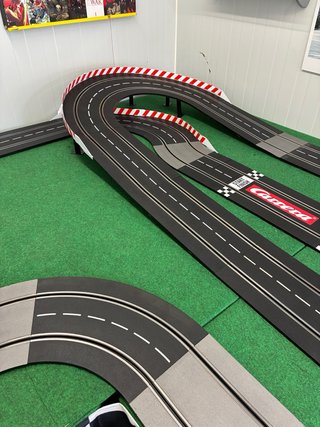 Circuito Carrera Analógico 1/32-1/24 con 2 Mustang