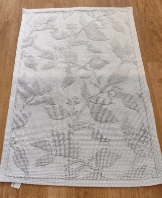 Alfombra de baño azul y blanca