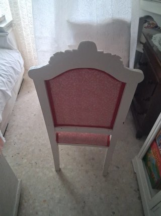 Silla antigua tapizada rosa y blanca