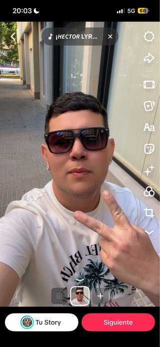 Cuidado de persona  mayor hombre fuerte 28 años