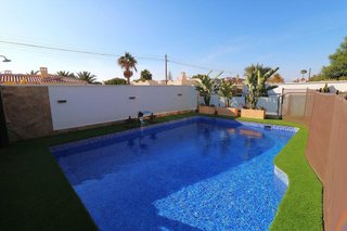 Chalet en venta en La Siesta - El Salado - Torreta en Torrevieja
