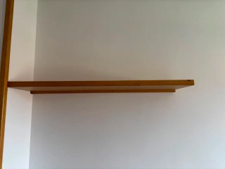 Dormitorio de madera con cajones y cerámica