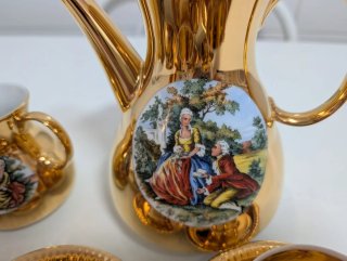 Juego de café dorado con figuras