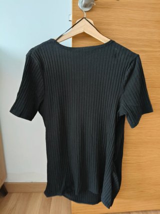 Camiseta premamá negra cruzada