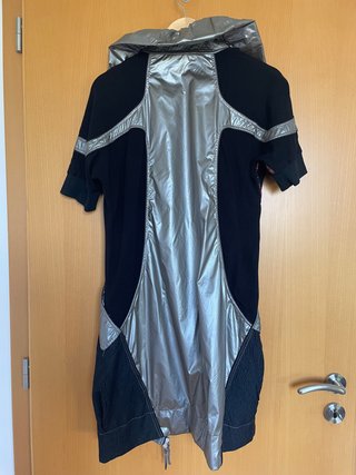 Vestido futurista negro y plateado