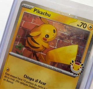 Carta Pokémon Pikachu 30 aniversario Holo Swirl