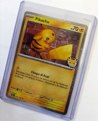 Carta Pokémon Pikachu 30 aniversario Holo Swirl