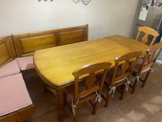 Mesa de cocina y banco con sillas
