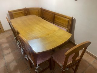 Mesa de cocina y banco con sillas