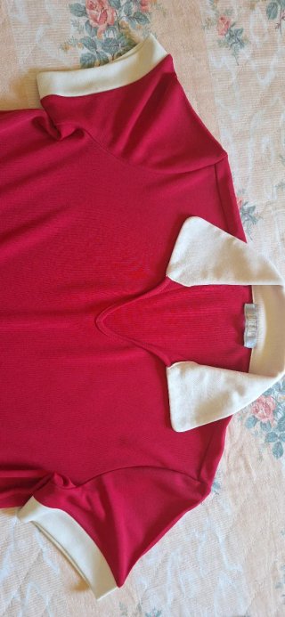 T-shirt rossa DREAM con colletto bianco