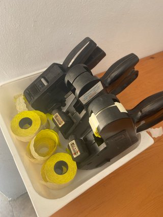 Etiquetadora de precios y rollos de etiquetas