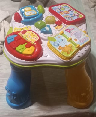Mesa de juego infantil con piano y libro