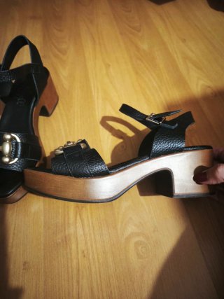 Sandalias de mujer negras con hebilla dorada