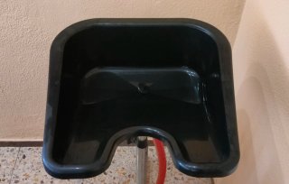 Lavacabezas negro con manguera naranja