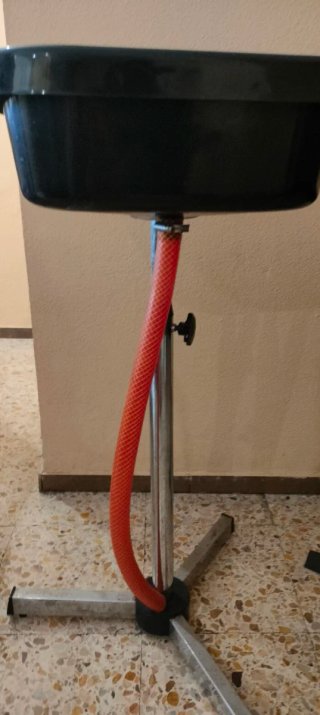 Lavacabezas negro con manguera naranja