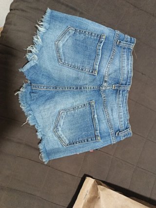 Shorts vaqueros rotos con bordado floral