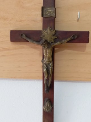 Crucifijo antiguo INRI